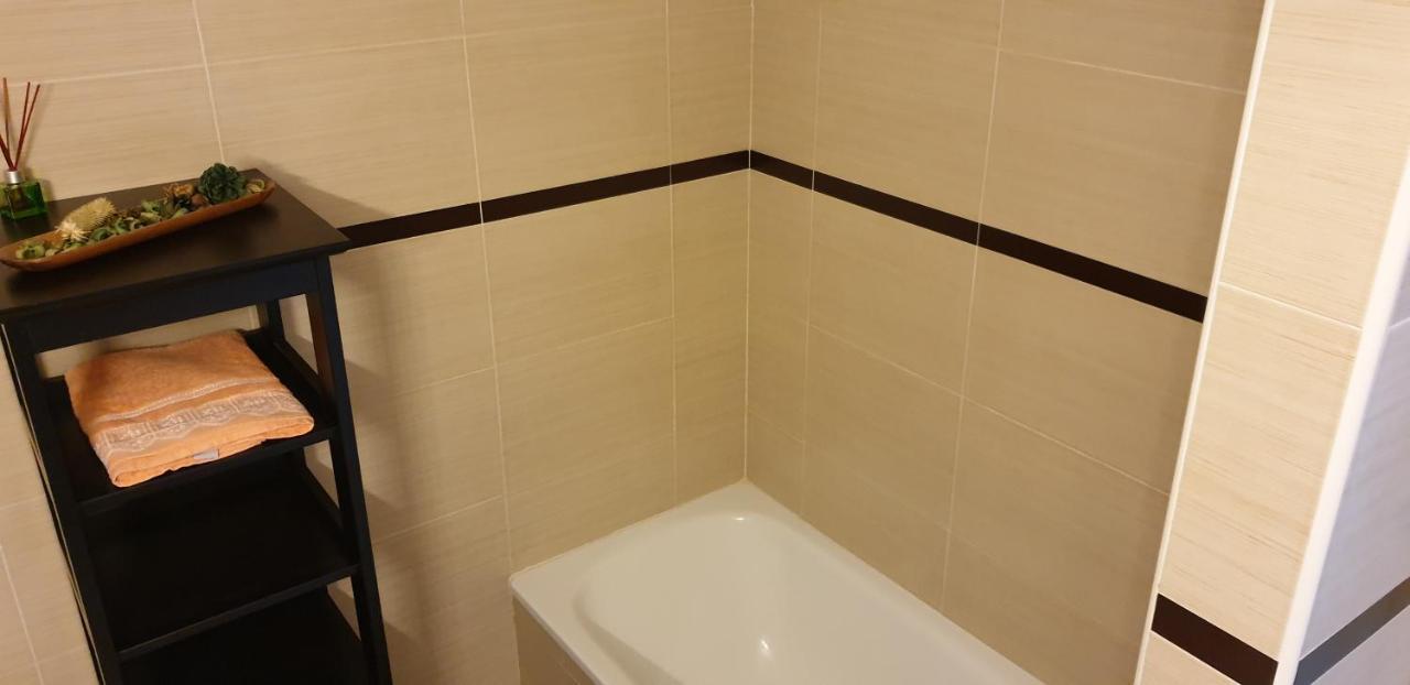 Puerta Del Sol Apartment โกนิล เด ลาฟรอนเตรา ภายนอก รูปภาพ